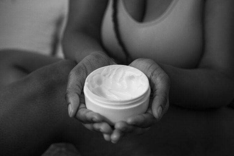 manos-de-alto-angulo-sosteniendo-envase-de-crema